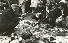 860515 Afbeelding van publiek bij een verkoper van 'potten en pannen' op een rommelmarkt in Wijk C, neergezet op een ...